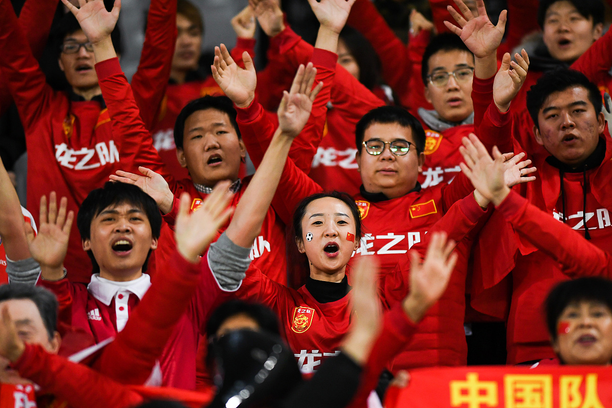 中国女足选手为国争光，赛场上勇往直前