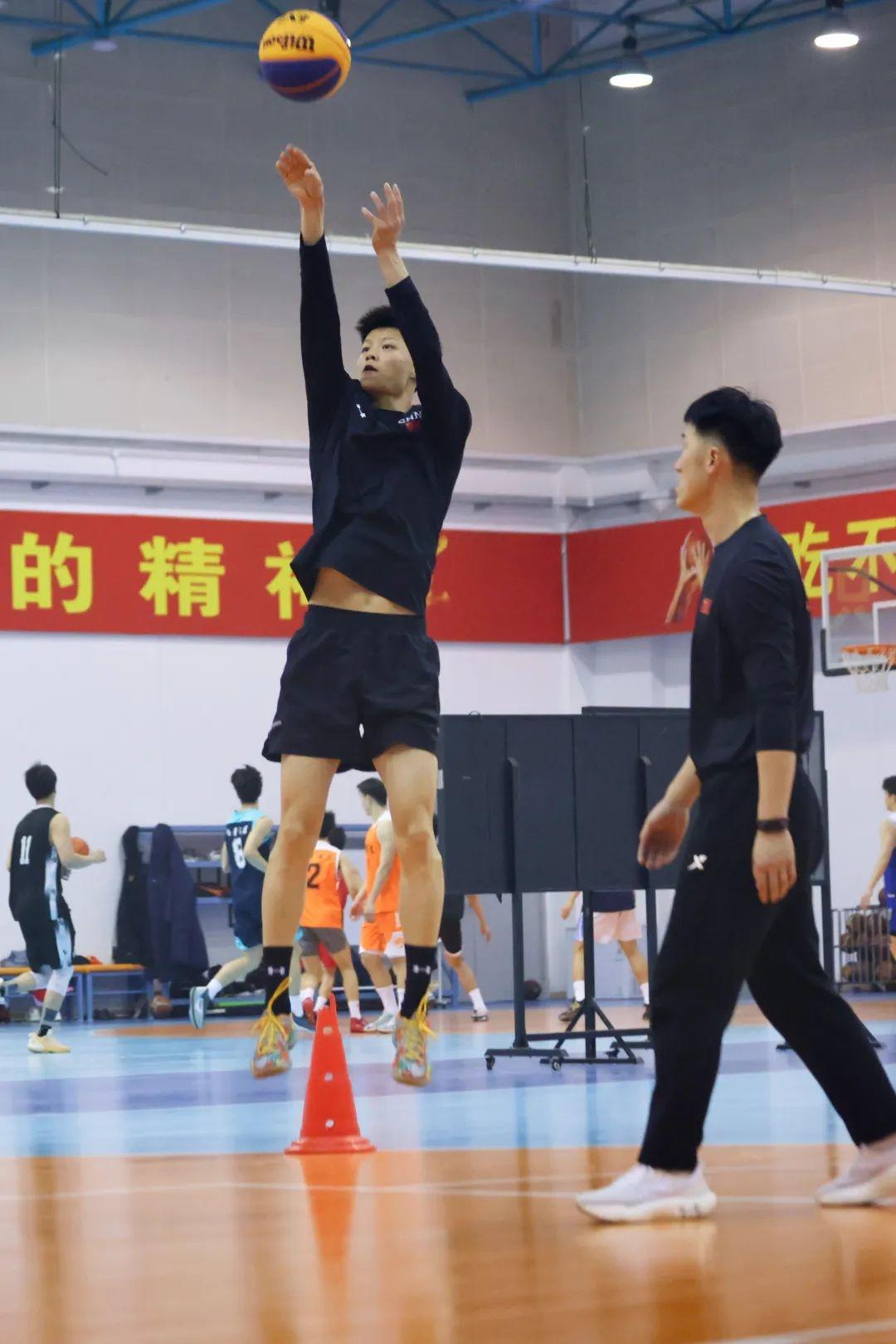 黑白直播在线观看-湖北男篮大胜对手，成功闯入决赛