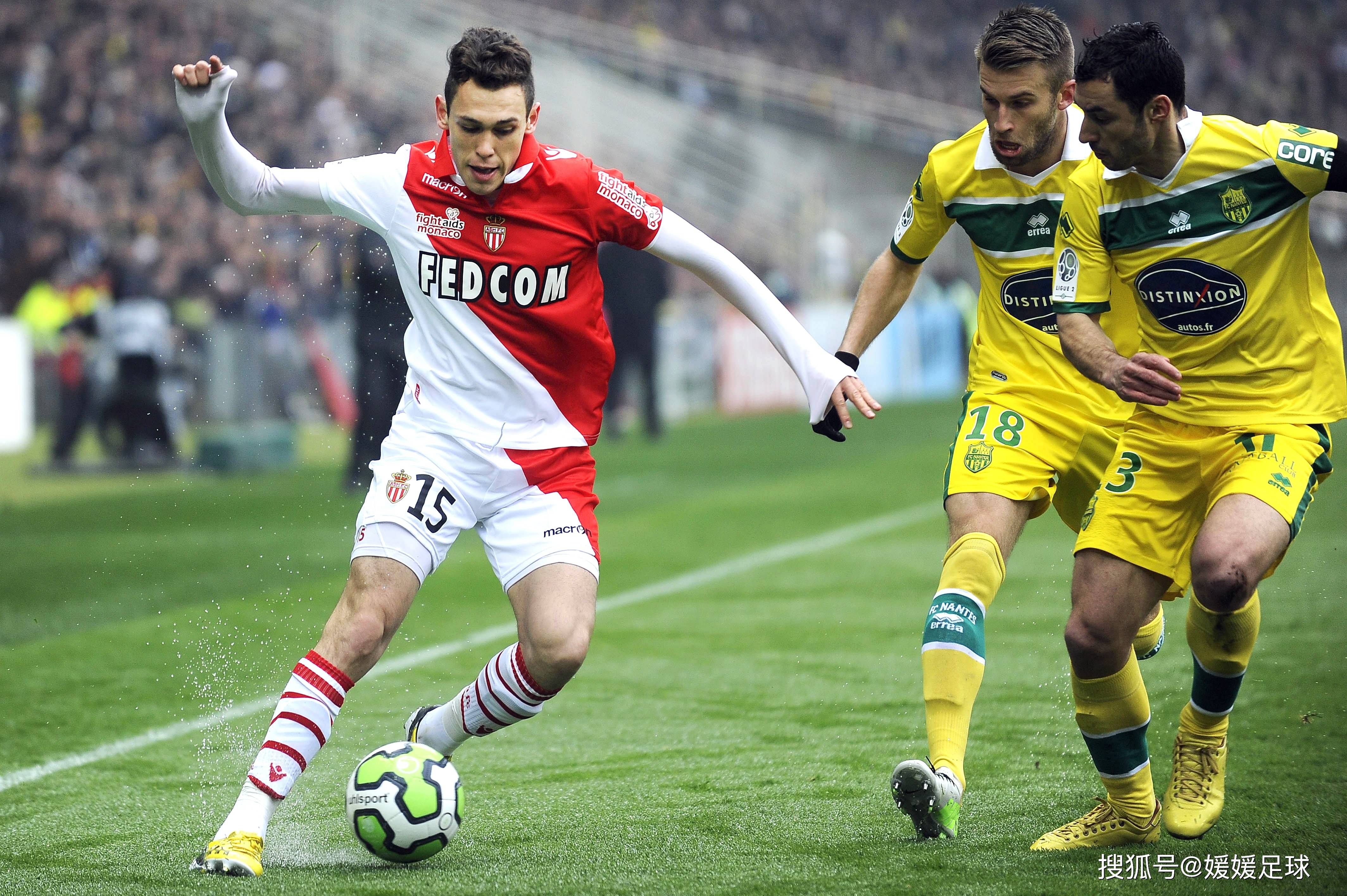 黑白直播在线观看nba-包含足球比赛精彩纷呈，球员们奋勇拼搏的词条