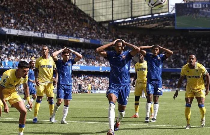 包含巴塞罗那领袖训练备战英超，球员竭尽全力的词条