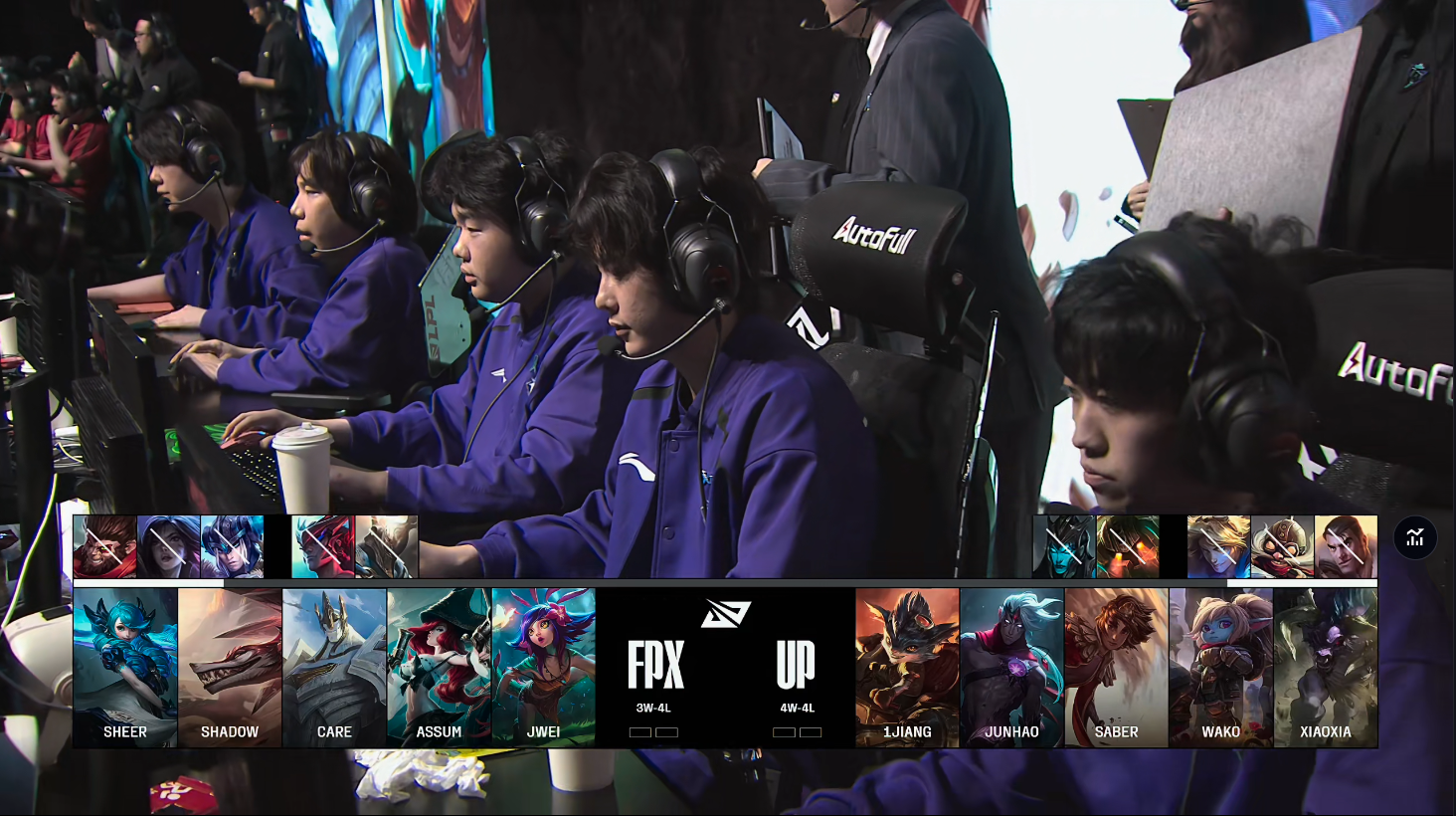 黑白直播-FPX横扫FLY，Uzi成为全场焦点八强赛3:2（釜山）