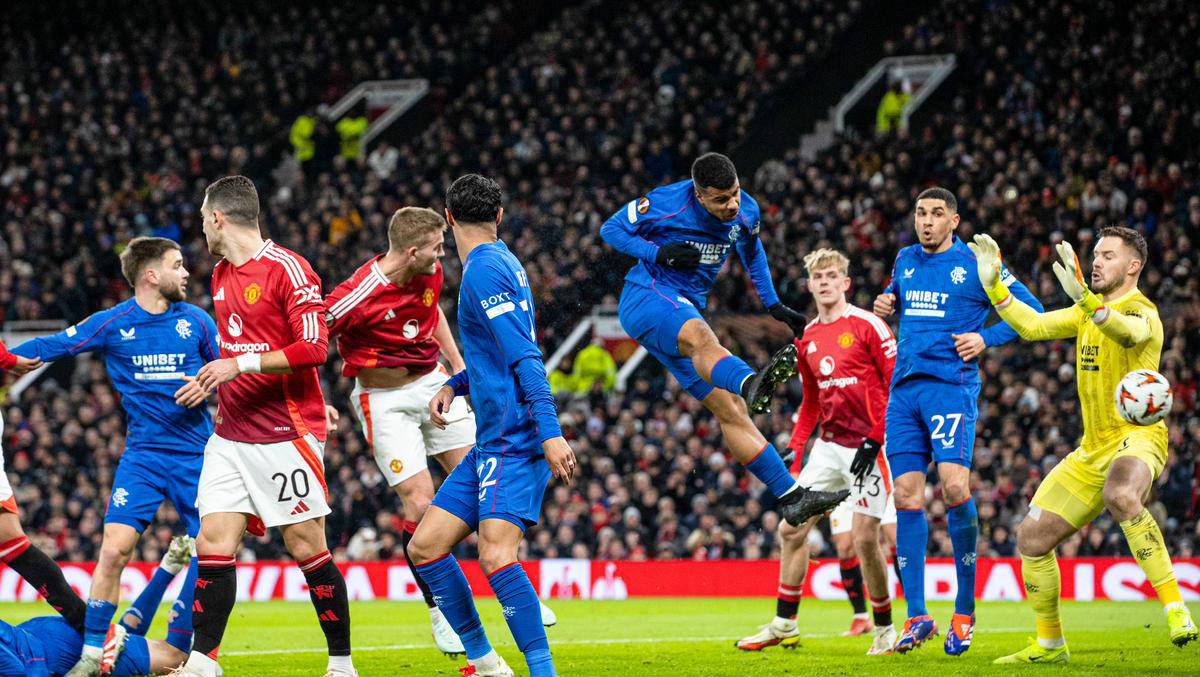 黑白直播体育-曼联豪取四连胜，稳居榜首之位的简单介绍