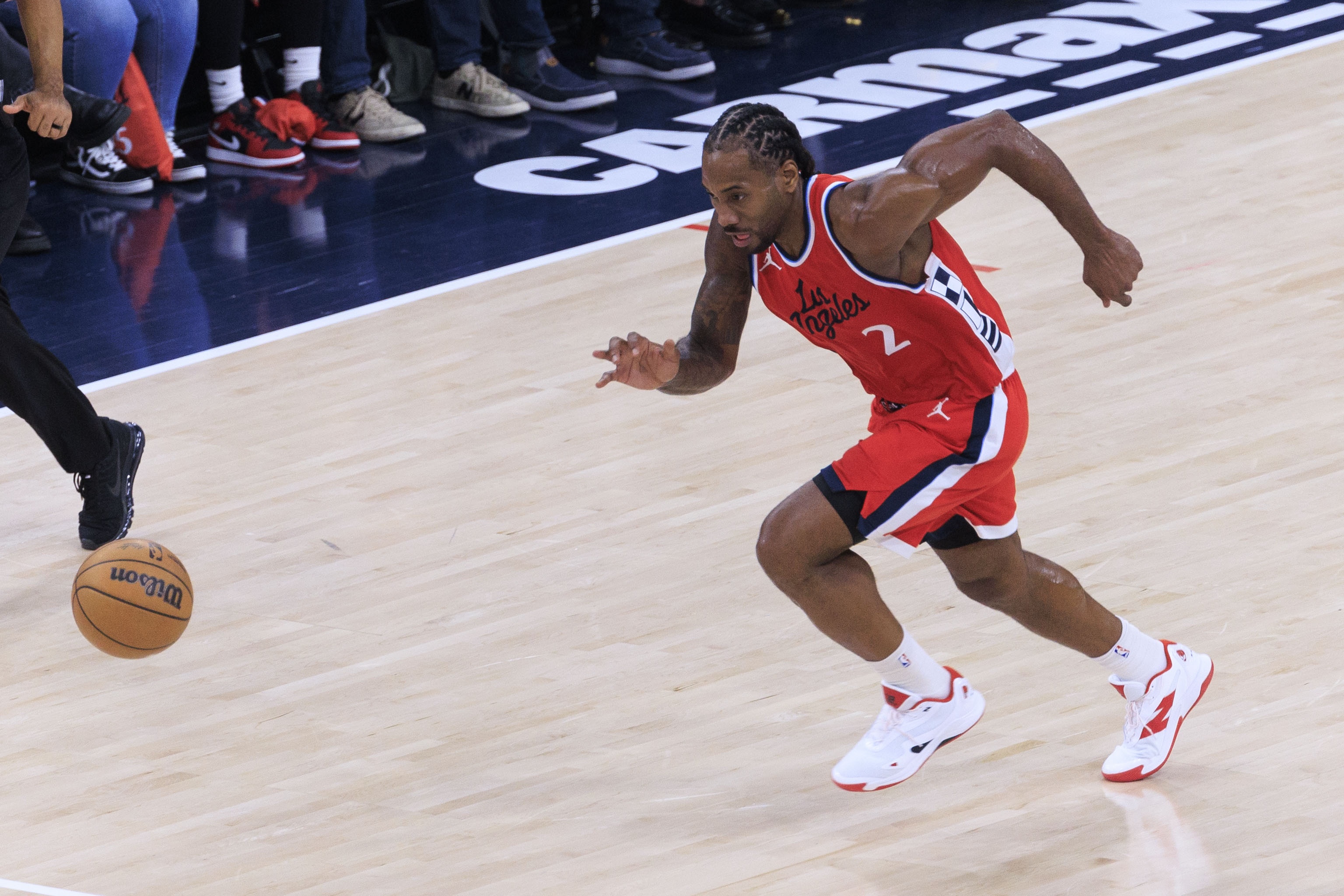 快船客场惜败掘金，莱昂纳德表现出色