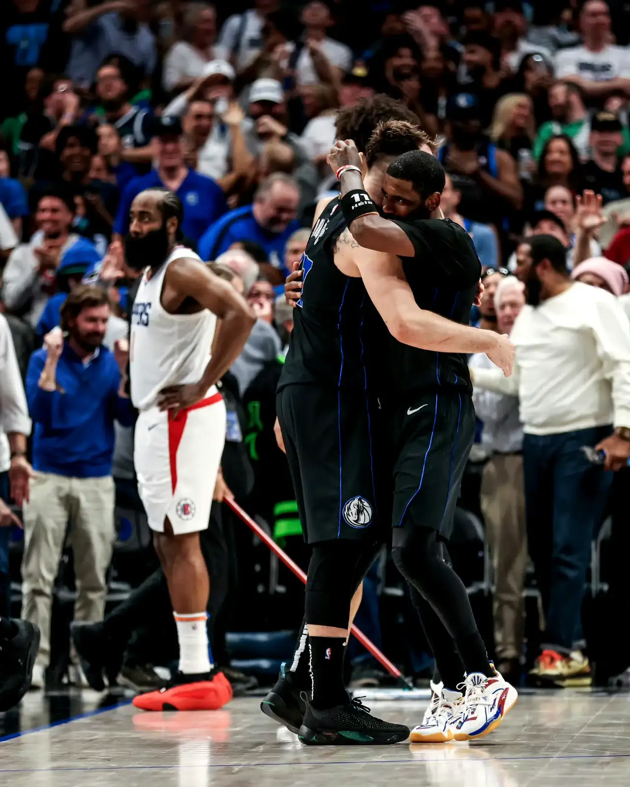 黑白直播nba在线观看-快船不敌独行侠，卢比奥抢眼表现