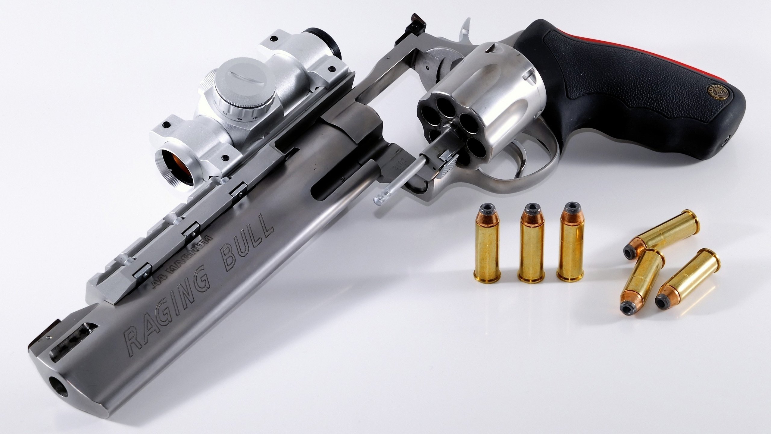 破冰与破局，当夏洛特的寒意冻结了波士顿，维斯塔潘的轮胎正点燃沙漠