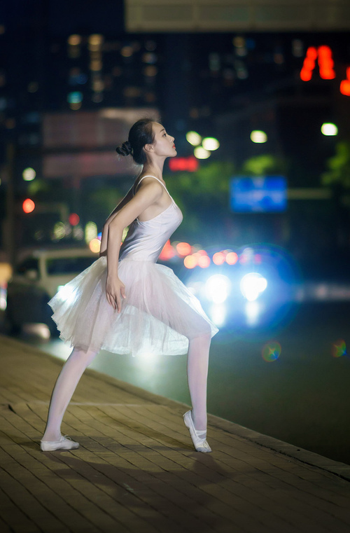 黑白直播-东决关键战之夜，萨卡连续得分拉开差距，铸就传奇逆转