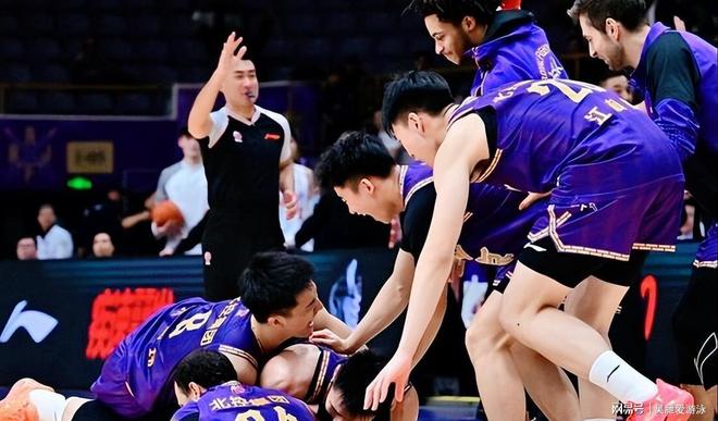 黑白直播体育-新疆队节奏掌控辽宁队，杰伦格林比赛走势一手掌控