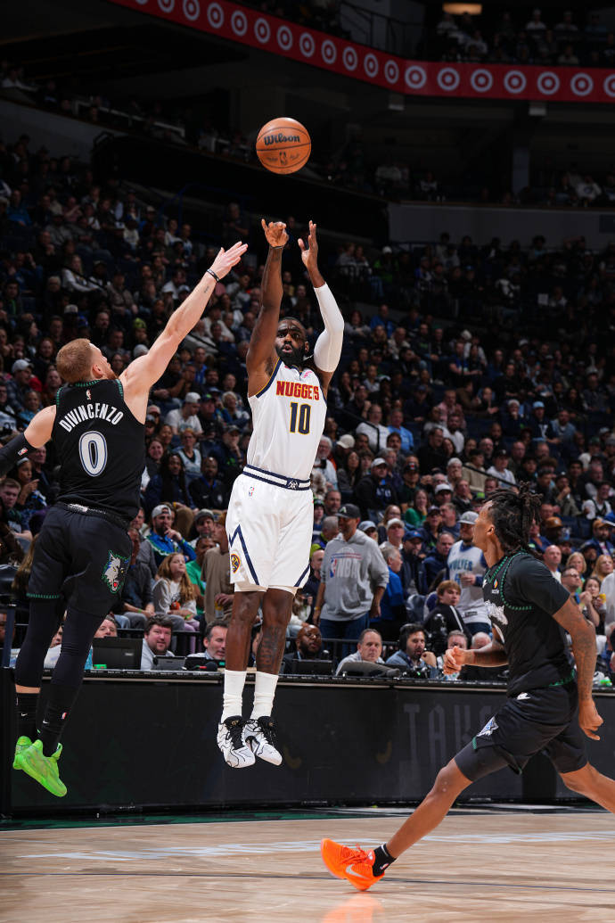 约基奇点燃赛场，活塞争冠战胜出独行侠